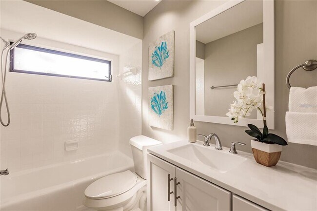 Building Photo - 904 S Doral Ln