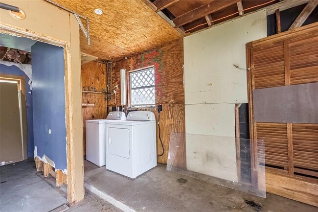 Building Photo - 5311 Pine Ave