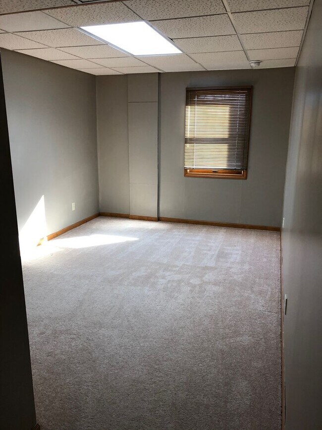 Building Photo - 4Bed/3Bath, Ranch-Style Home in Wooded Area