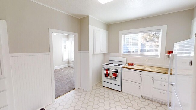 Building Photo - KJKLLC-Carlton Street