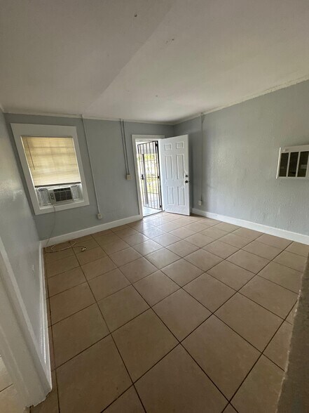 Building Photo - 2534 Moncrief Rd