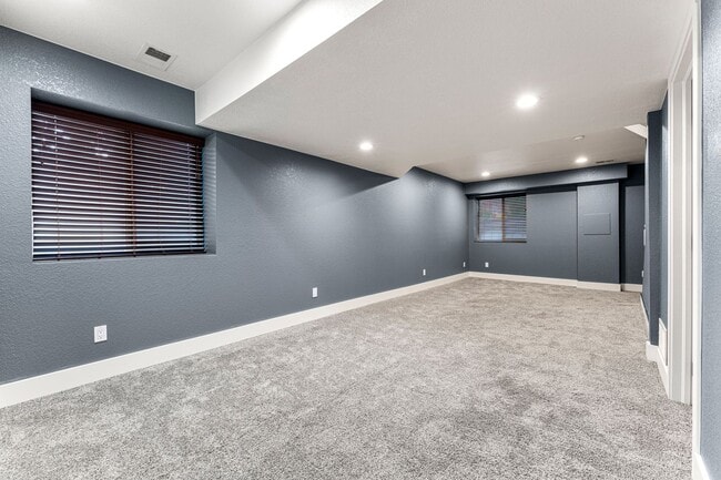 Building Photo - 4bed 4bath with fenced yard in Denver!