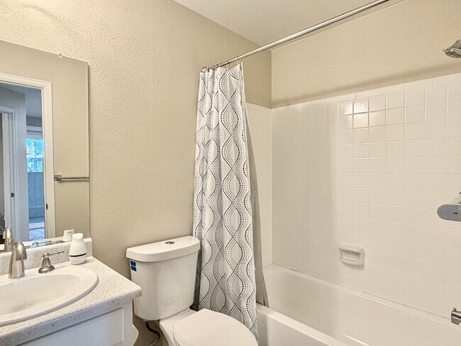 Building Photo - Convenient Garden-Level Condo Featuring 1-bedroom and 1-bathroom in Desirable Stoney Creek Commun...