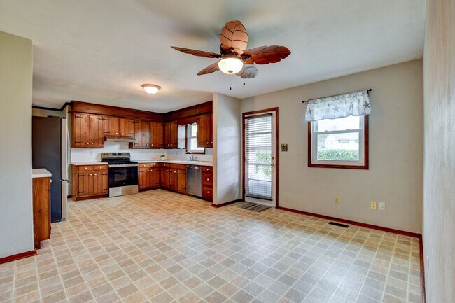 Building Photo - 609 Birch Dr