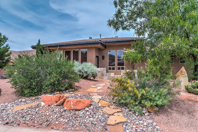 Building Photo - Pet Friendly, 4 bed, 3 bath, Gorgeous Home...