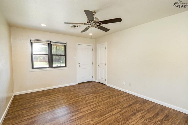 Building Photo - 4004 Hooper Dr
