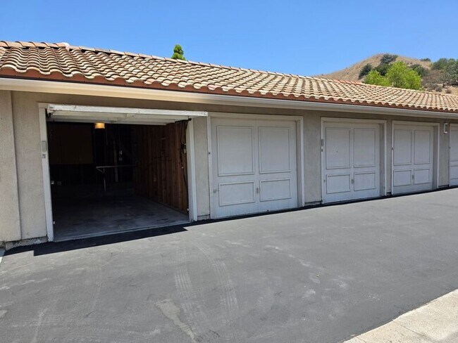 Building Photo - 19801 Meadow Ridge Dr