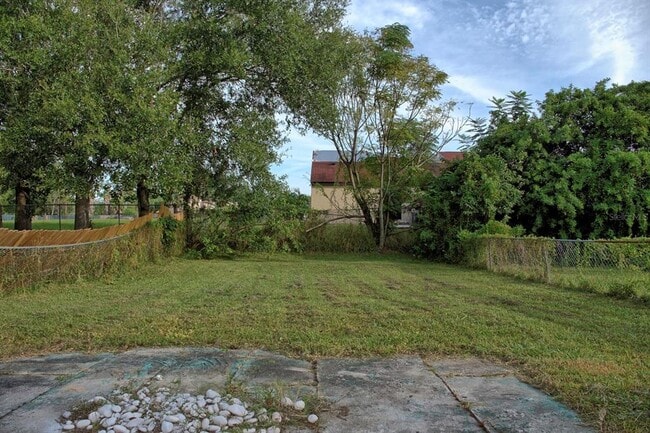 Building Photo - 6003 Oleander Dr