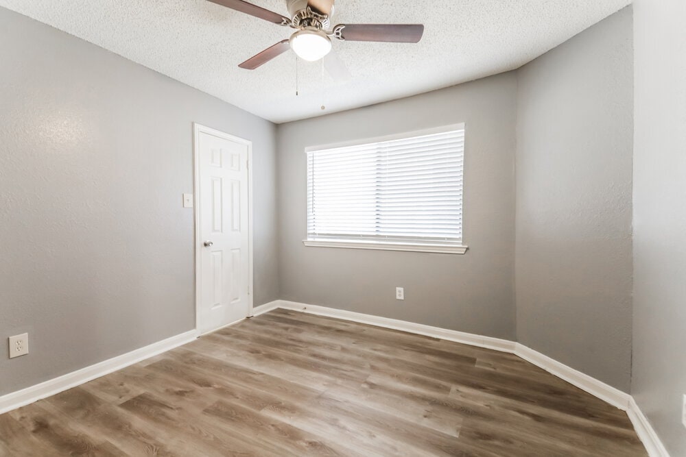 Building Photo - 1112 Paintbrush St