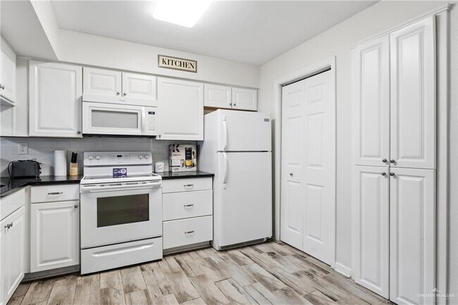 Building Photo - 2900 Ashley Dr