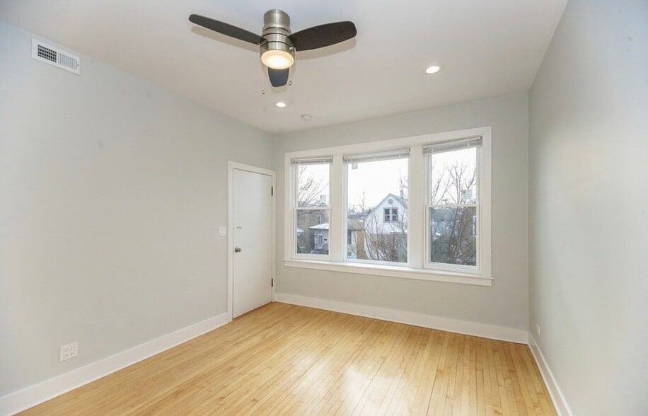 Building Photo - 5422 W Wrightwood Ave