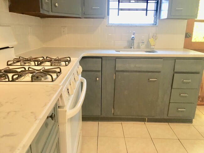 Building Photo - Beautiful 3-Bed/1-Bath Townhouse in Girard Estates/East Passyunk! Available Mid-August!