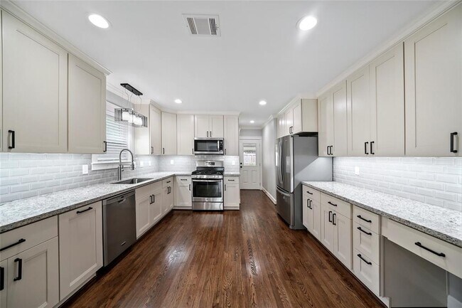 Building Photo - 813 Woodard St