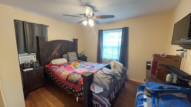 Building Photo - 3-bedroom 1-bathroom house!