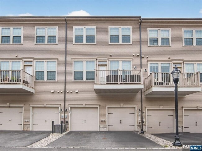 Building Photo - 69 Arnold Dr
