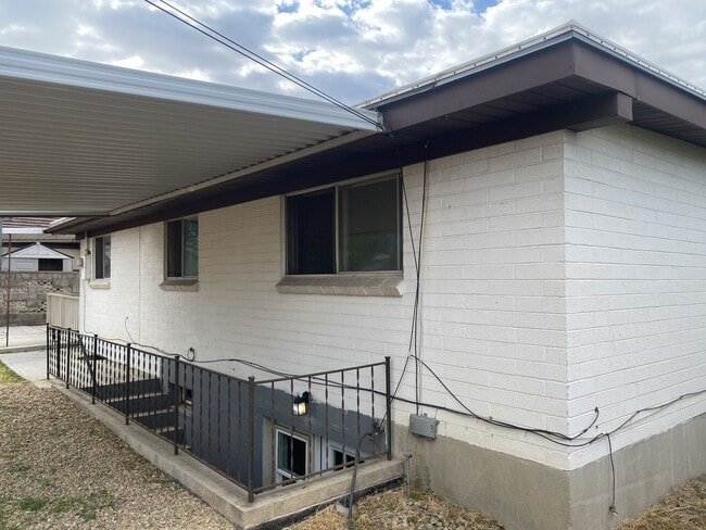 Building Photo - 819 E Hibiscus Ave