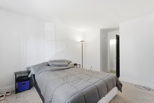 Building Photo - Beautifully Renovated 2-Bedroom Condo in the Heart of Reston!