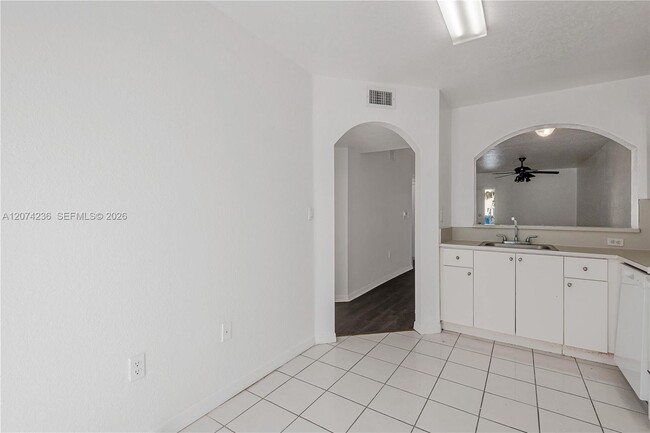 Building Photo - 975 NE 34th Ave