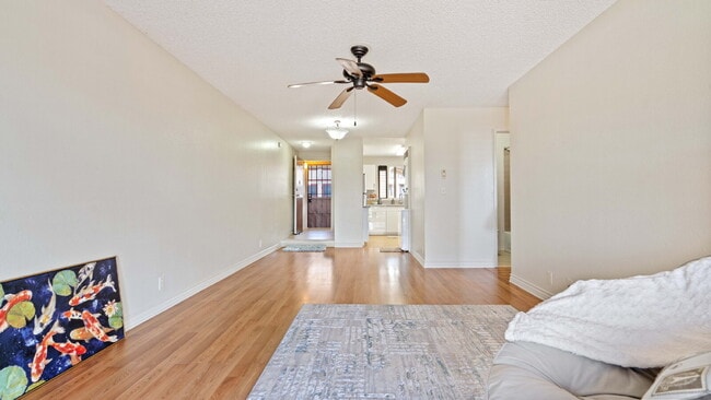 Building Photo - Renovated 2br/1ba/2pkg 3rd Fl Townhome