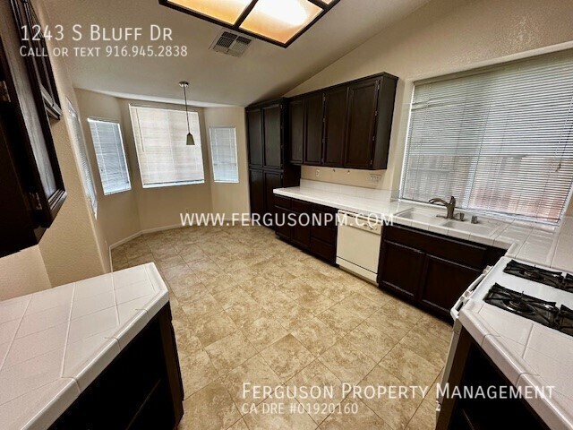 Building Photo - 1243 S Bluff Dr