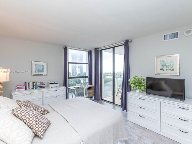 Building Photo - 3701 N Country Club Dr