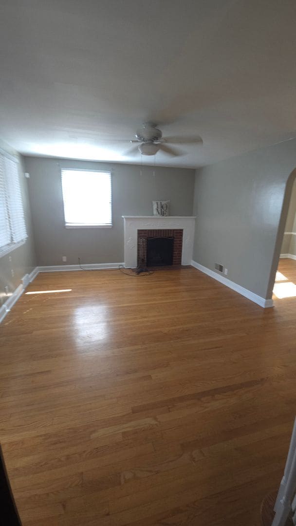 Building Photo - 3 bedroom, 1.5 bath end unit townhome