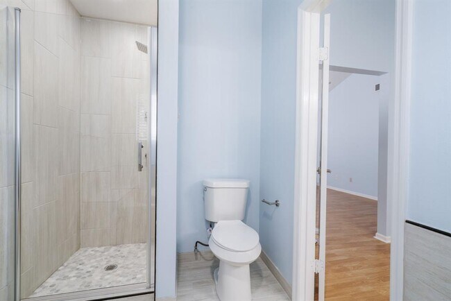 Building Photo - 4330 Heathfield Dr