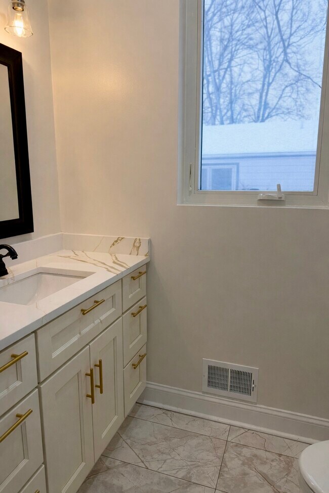 Building Photo - 3455 La Salle Dr