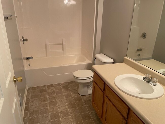 Building Photo - 3 bed / 3.5 bath Grand Ridge townhome avai...