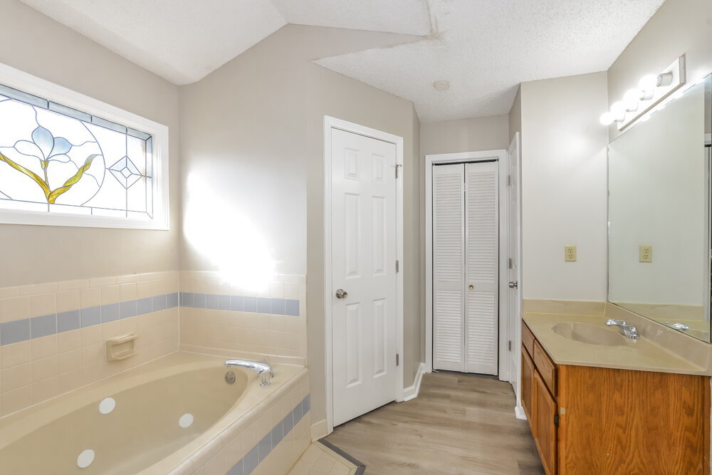 Building Photo - 951 Cully Rd