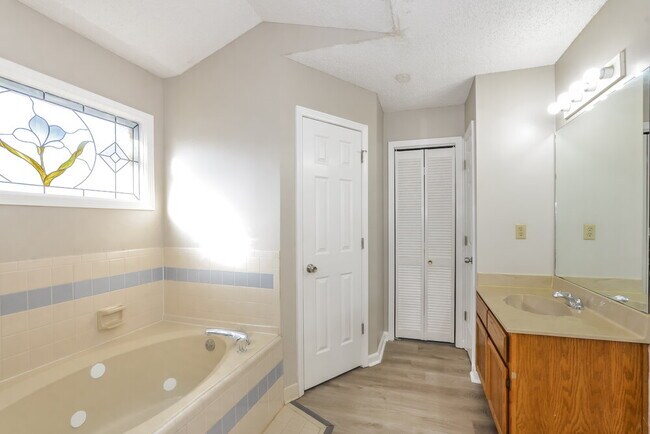 Building Photo - 951 Cully Rd