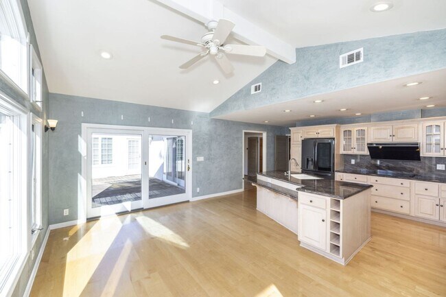 Building Photo - Spacious 3 Bed, 3 Bath Home in Quiet Neigh...