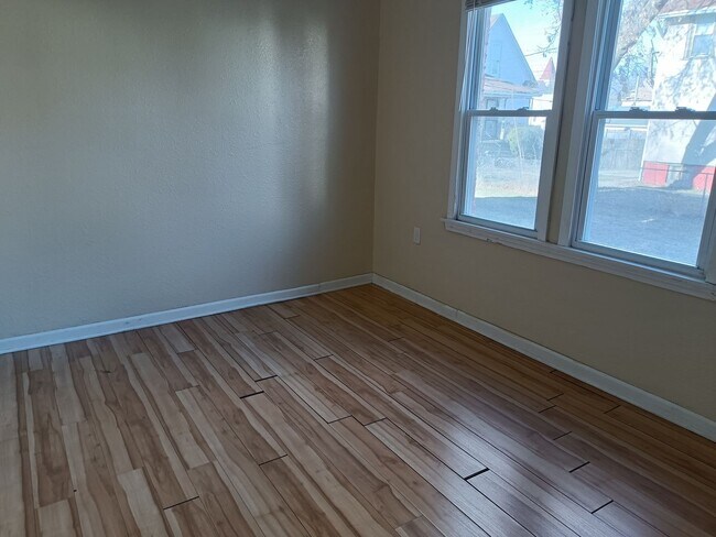 Building Photo - 1402 W Meinecke Ave