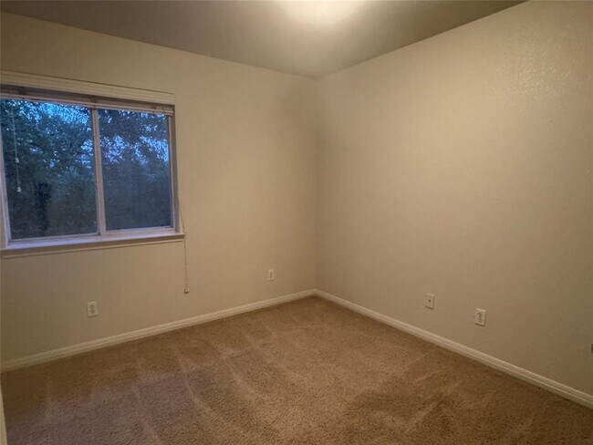 Building Photo - 9 Deerfield Dr
