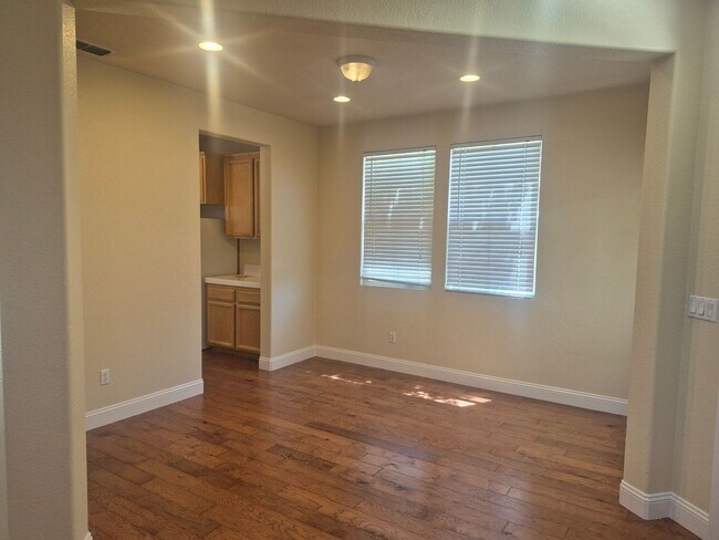Building Photo - 5343 Dunlay Dr