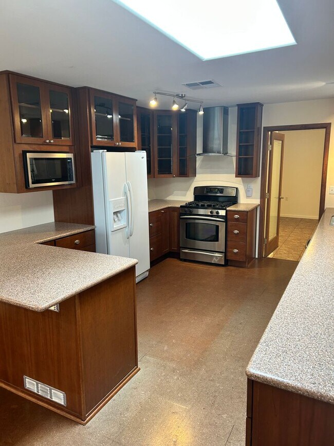 Building Photo - Spacious 3-Bedroom Home + Office/Den in De...