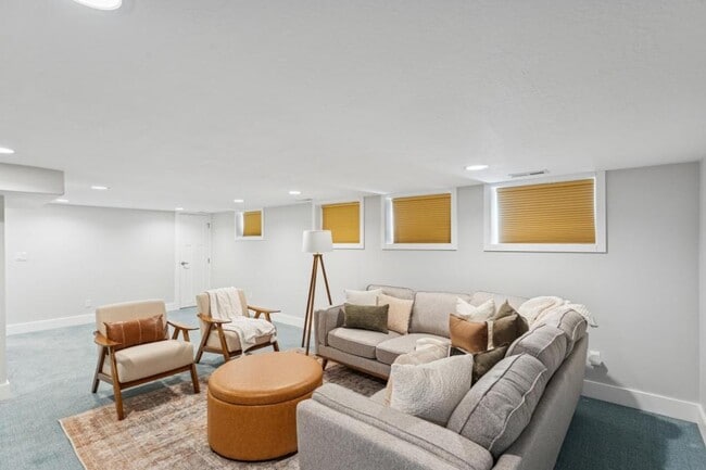 Building Photo - 1041 Yale Ave S