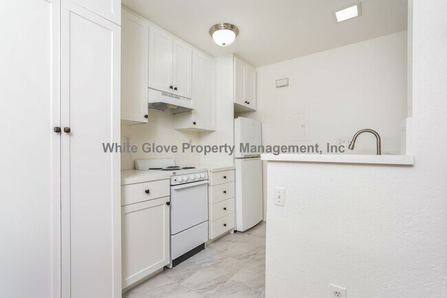 Building Photo - Charming Studio Condo with Garage in Desirable Las Palmas Community
