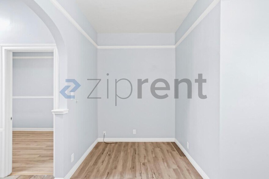 Building Photo - Unit B