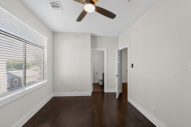 Building Photo - 4 Week Free Move-In Incentive!! Modern Luxury Townhome in Gated Community – Rooftop Balcony & Pre...