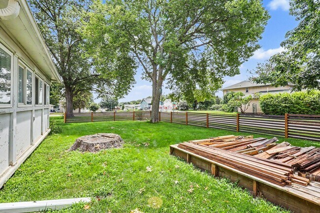 Building Photo - For Rent – 4 Bed 2 Bath Home