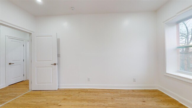 Building Photo - 2050 Strauss St
