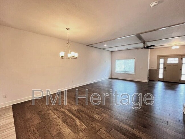 Building Photo - 418 NW Retreat Ln