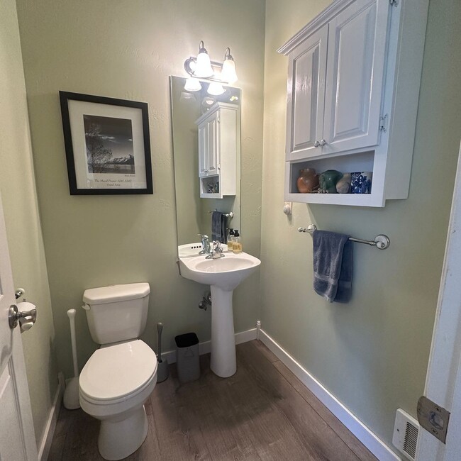 Building Photo - Spacious  3 bedroom 2.5 bathroom townhouse