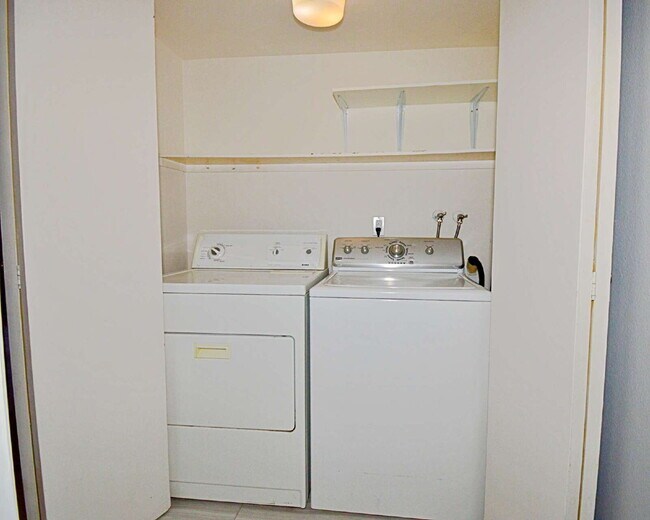Building Photo - "Chic 3-Bed Condo Oasis in Prime Palm Spri...
