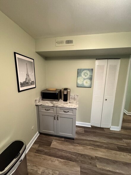 Building Photo - 10118 Little Pond Pl