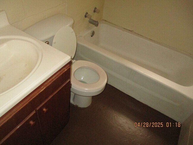 Building Photo - 1517 E Residence Ave