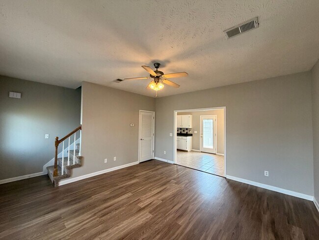 Building Photo - 3 BR, 2.5 BA, 2 Car Garage, Fenced in Backyard