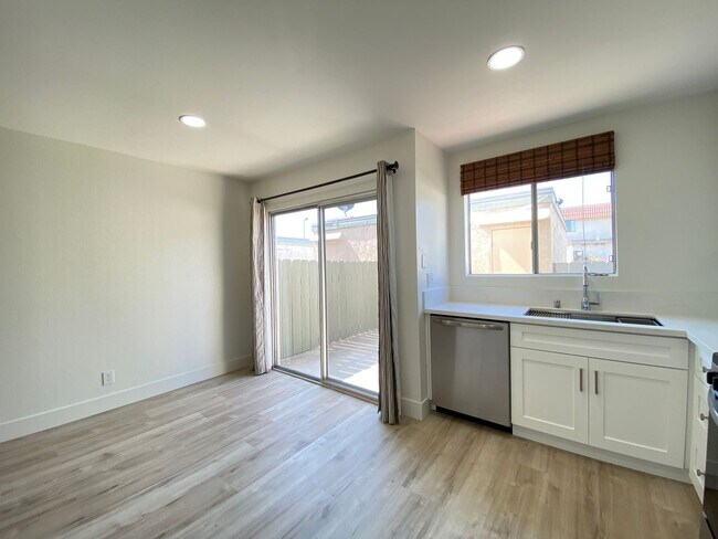 Building Photo - 637 Beverly Pl
