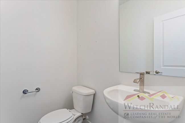 Building Photo - Beautiful 3 Bed 2.5 Bath Townhome in West ...